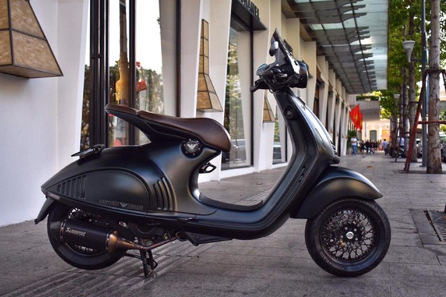 Ngam Vespa 946 Emporio Armani bien tu quy gia 400 trieu o TPHCM-Hinh-2