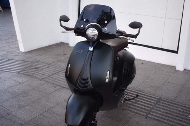 Ngam Vespa 946 Emporio Armani bien tu quy gia 400 trieu o TPHCM-Hinh-3