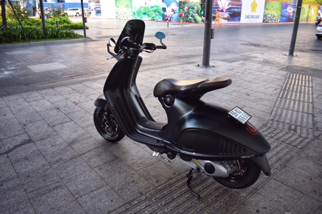 Ngam Vespa 946 Emporio Armani bien tu quy gia 400 trieu o TPHCM-Hinh-9