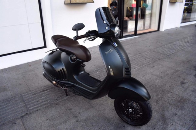 Ngam Vespa 946 Emporio Armani bien tu quy gia 400 trieu o TPHCM