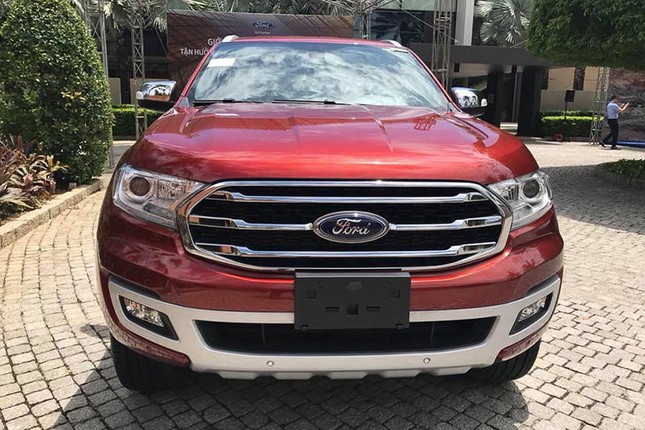 Gia xe o to Ford Everest giam soc 130 trieu dong, cam ket ban xe 'khong kem lac'