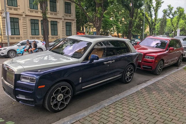 Can canh 2 chiec Rolls-Royce Cullinan gia 100 ty tren pho