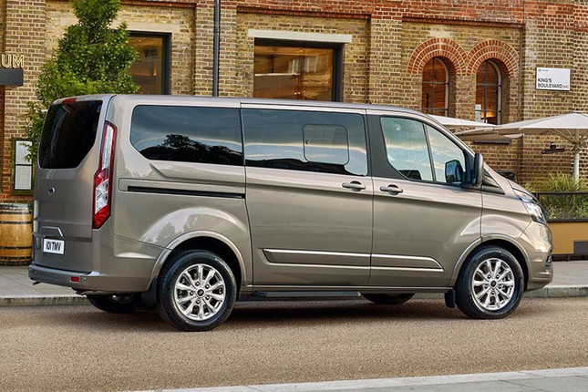 Ford Tourneo khoang 1 ty tai Viet Nam, co re nhat phan khuc?-Hinh-5