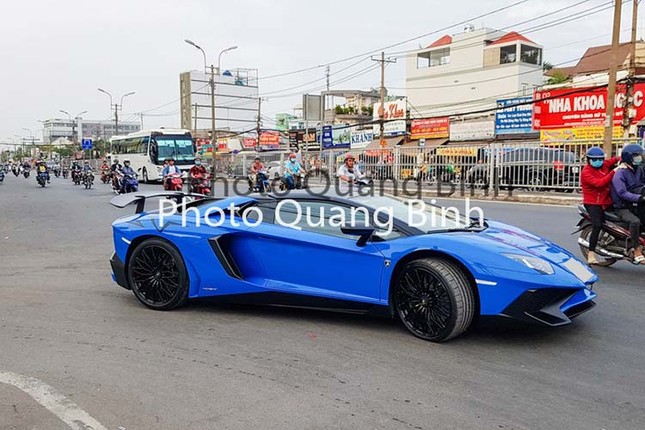 Khong cuong duoc ve dep cua sieu xe Lamborghini Aventador SV Roadster gan 40 ty