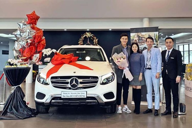 Thu mon Bui Tien Dung khui hop Mercedes-Benz GLC tien ty