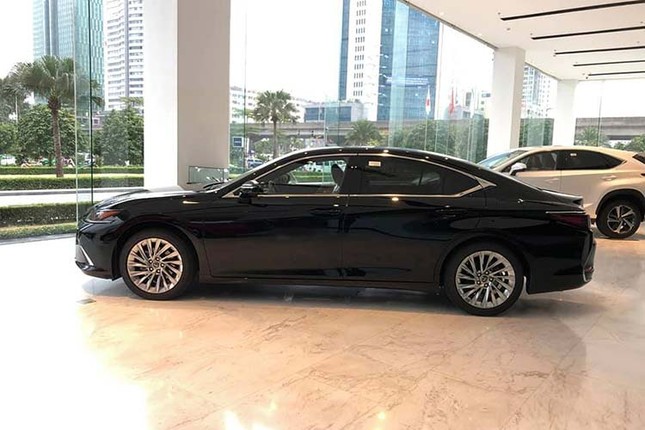 Can canh Lexus ES 250 2020 hon 2,5 ty dong tai Ha Noi-Hinh-2