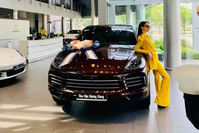 Ngam Porsche Cayenne 2020 gan 5 ty dong Huong Giang vua sam