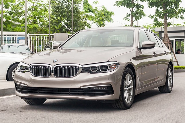 Gia BMW 520i giam sau, re hon Mercedes E180