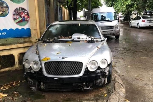 Tiec nuoi sieu xe Bentley Continental bi lang quen o via he Ha Noi-Hinh-2