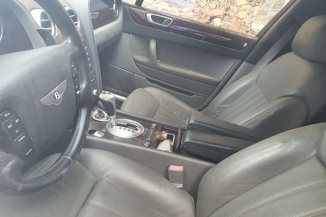 Tiec nuoi sieu xe Bentley Continental bi lang quen o via he Ha Noi-Hinh-6