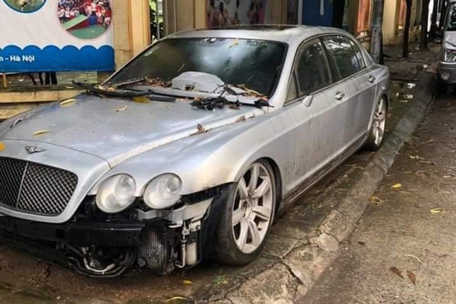 Tiec nuoi sieu xe Bentley Continental bi lang quen o via he Ha Noi