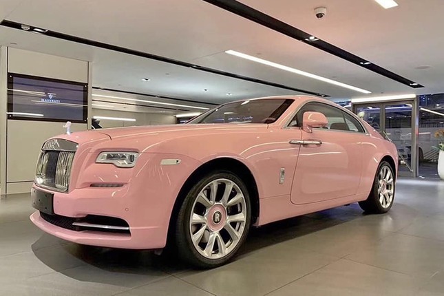 Rolls-Royce Wraith hon 30 ty mau huong dau tien o Viet Nam la cua dai gia nao?