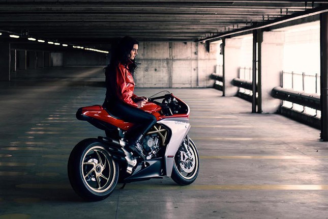 Mo to MV Agusta Superveloce 800 co gia gan 1 ty dong-Hinh-10