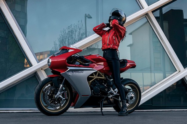 Mo to MV Agusta Superveloce 800 co gia gan 1 ty dong-Hinh-2