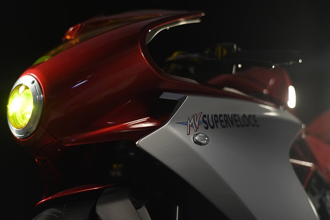 Mo to MV Agusta Superveloce 800 co gia gan 1 ty dong-Hinh-3