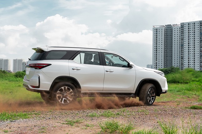 Toyota Fortuner 2021 gia tu 995 trieu tai Viet Nam, dau Kia Sorento-Hinh-11