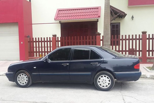 Can canh xe sang Mercedes E230 bien so dep gia chi 100 trieu-Hinh-2