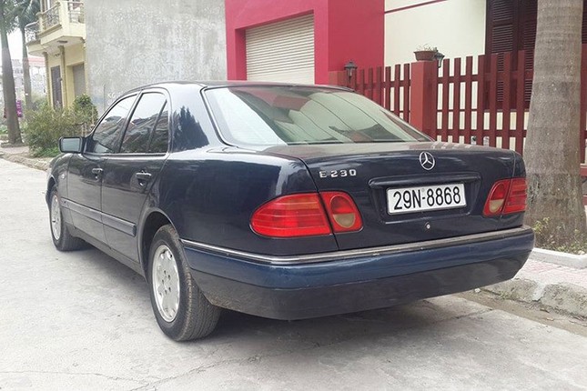 Can canh xe sang Mercedes E230 bien so dep gia chi 100 trieu-Hinh-3