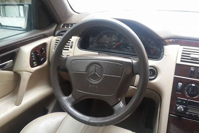 Can canh xe sang Mercedes E230 bien so dep gia chi 100 trieu-Hinh-5