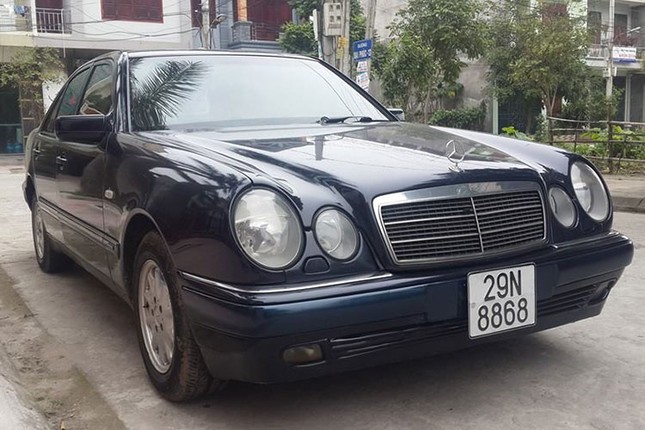 Can canh xe sang Mercedes E230 bien so dep gia chi 100 trieu-Hinh-8