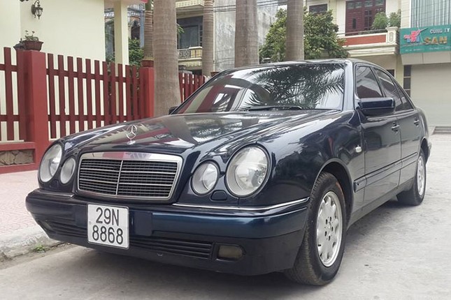 Can canh xe sang Mercedes E230 bien so dep gia chi 100 trieu