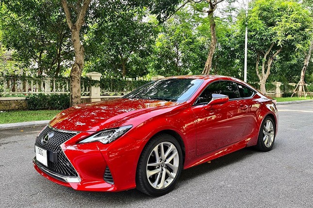 Xe sang Lexus RC 300 chay luot gia gan 3 ty dong