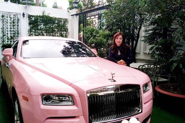 Nu dai gia Nguyen Phuong Hang livestream ben xe sieu sang Rolls-Royce 30 ty-Hinh-2