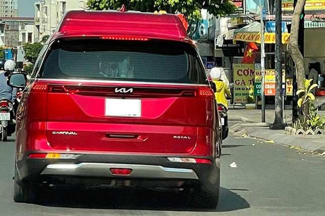 Ben trong chiec Kia Carnival Royal 2022 phien bang hang sang gan 2,4 ty dong-Hinh-9