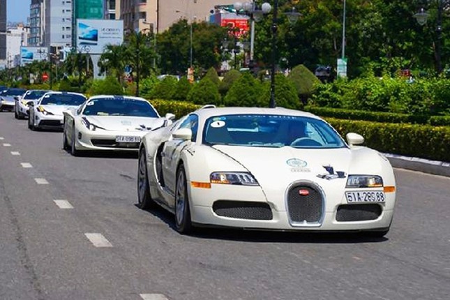 Bugatti Veyron cua ong Dang Le Nguyen Vu ra khoi garage di dang kiem lai-Hinh-10