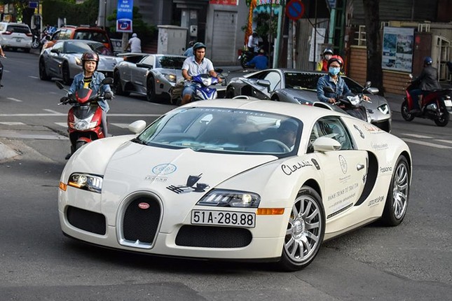 Bugatti Veyron cua ong Dang Le Nguyen Vu ra khoi garage di dang kiem lai-Hinh-2