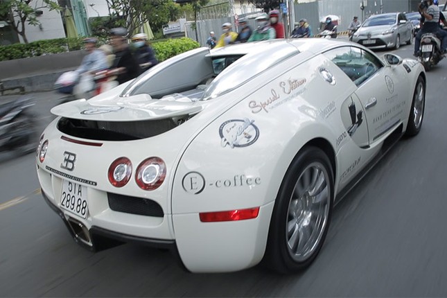 Bugatti Veyron cua ong Dang Le Nguyen Vu ra khoi garage di dang kiem lai-Hinh-3