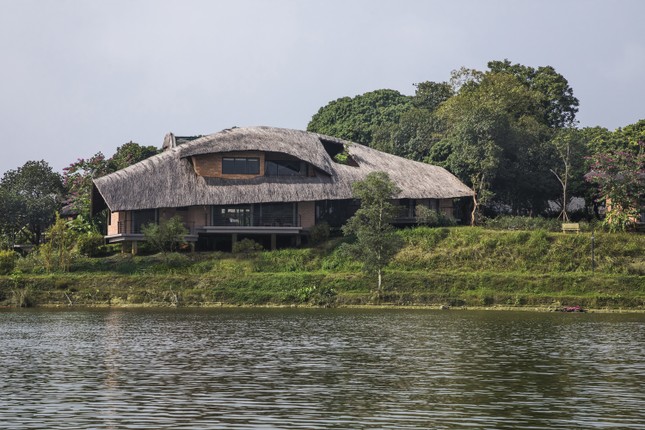 Hut mat nha lop mai ra truyen thong o Ha Noi xuat hien tren bao My