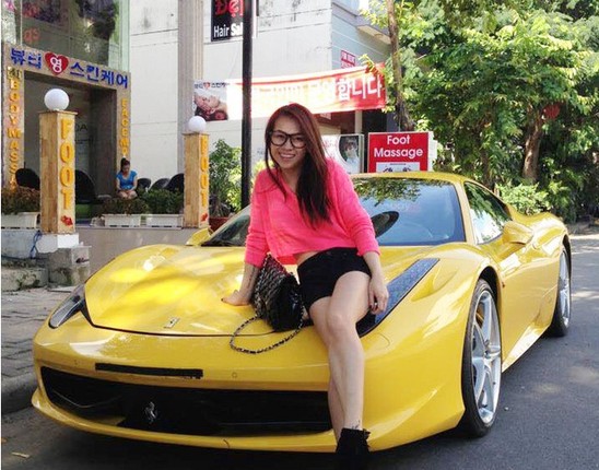 Nu dai gia Viet choi sieu xe khien canh may rau choang ngop