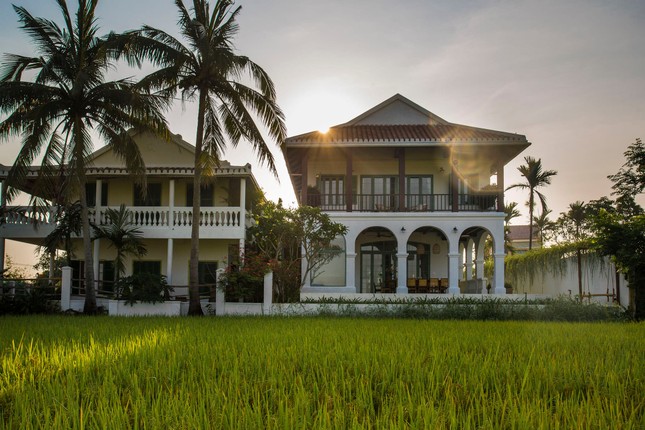 Xem biet thu giua dong cua cap vo chong tre o Hoi An