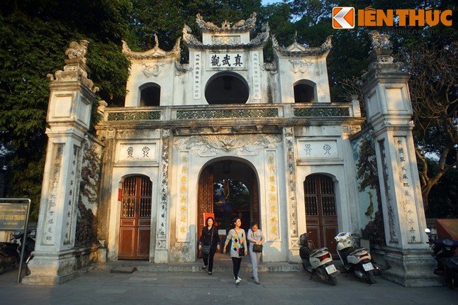 Ve doc dao cua loat den chua noi tieng quanh pho Truc Bach, Ha Noi-Hinh-5