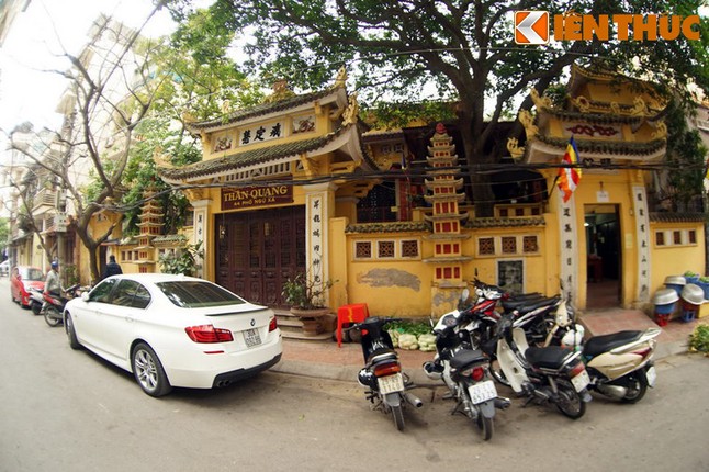 Ve doc dao cua loat den chua noi tieng quanh pho Truc Bach, Ha Noi-Hinh-9