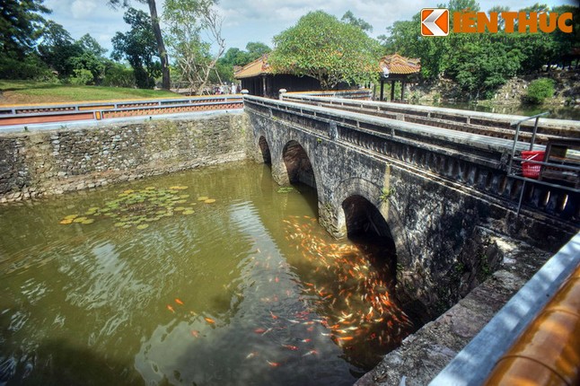 Choang ngop truoc nha thuy ta cuc dep cua vua Tu Duc-Hinh-12