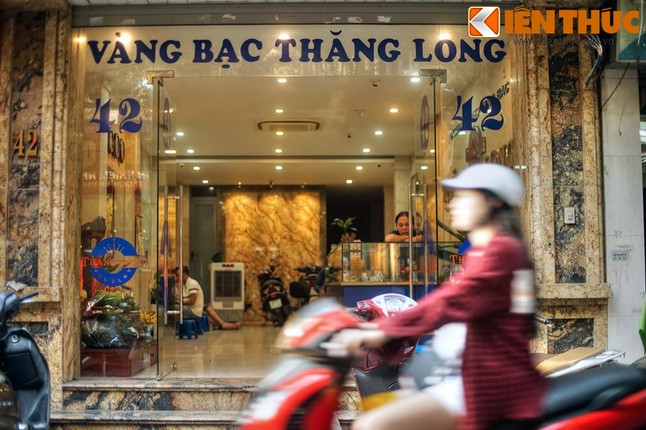 Pho Ha Trung noi tieng Ha Noi co nhung bi mat lich su nao?-Hinh-19