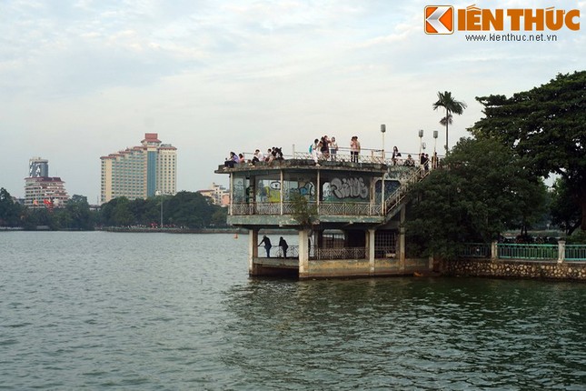 Tan tich nha ga san bay ky la cua vua Bao Dai giua Ha Noi