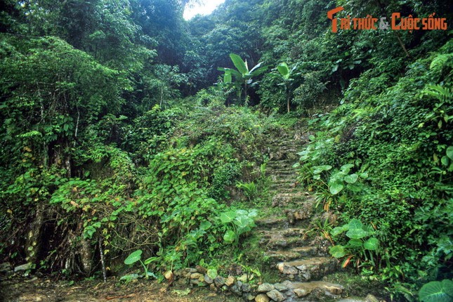 Cau chuyen tinh buon trong hang dong noi tieng vung Tay Bac-Hinh-2