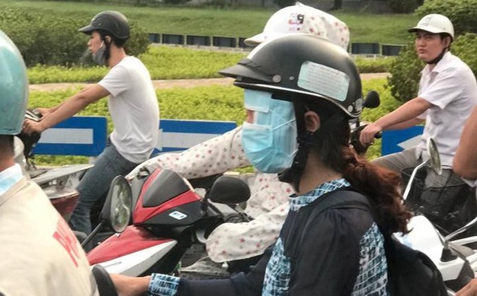 Nhung kieu thoi trang chong nang 'kho do' cua chi em khi ra duong mua nang-Hinh-4