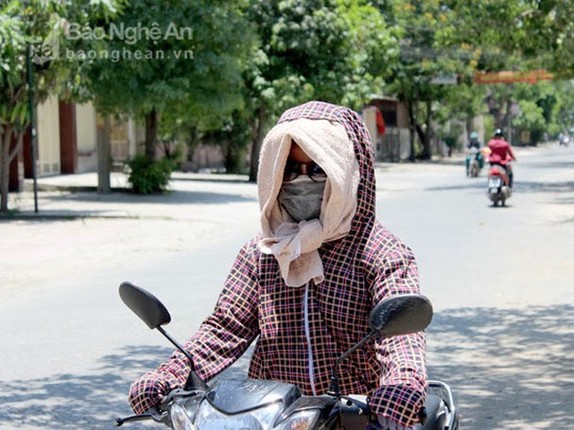 Nhung kieu thoi trang chong nang 'kho do' cua chi em khi ra duong mua nang-Hinh-7