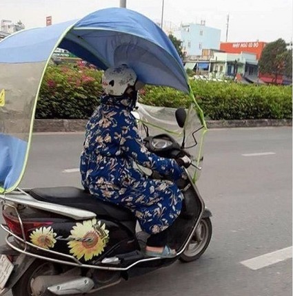 Nhung kieu thoi trang chong nang 'kho do' cua chi em khi ra duong mua nang