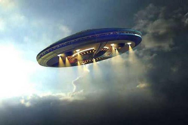 Bi an UFO mau xanh ky quai 2 lan xuat hien roi bien mat-Hinh-5