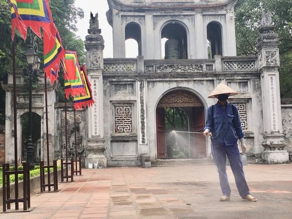 Loat di tich tai Ha Noi dong cua phun khu trung phong dich Covid-19 khien du khach than tho