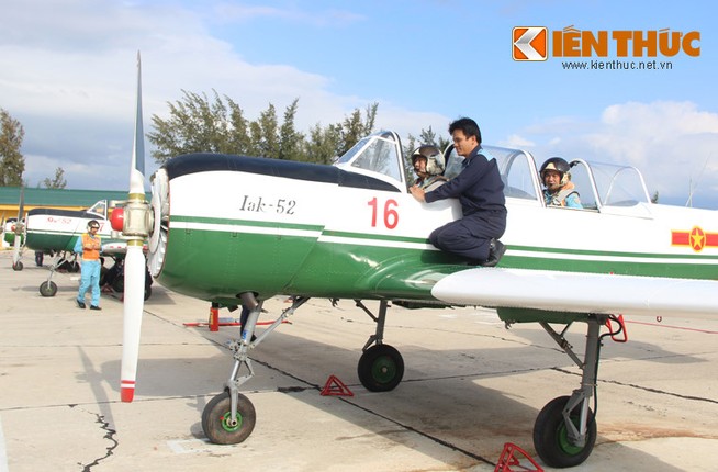 De tro thanh phi cong tiem kich phai hoc cach bay voi Yak-52-Hinh-2