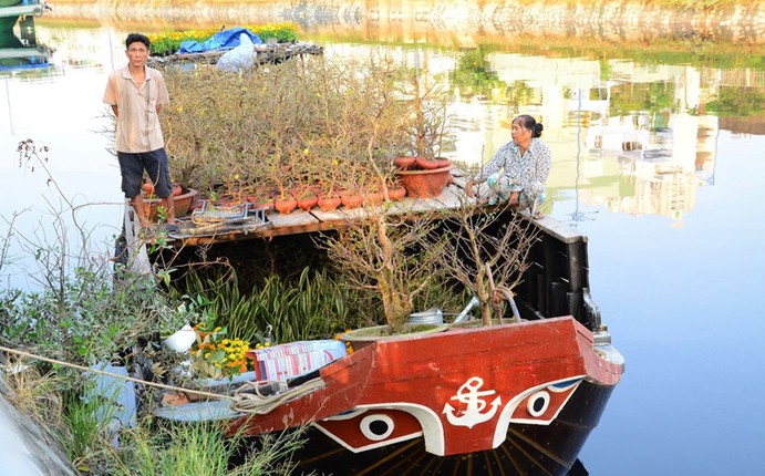 Doc dao cho hoa “tren ben duoi thuyen” chi Tet moi co o TP HCM