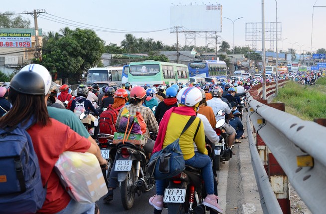 Cua ngo TP HCM “ngap nguoi” trang dem ve que nghi Tet-Hinh-4