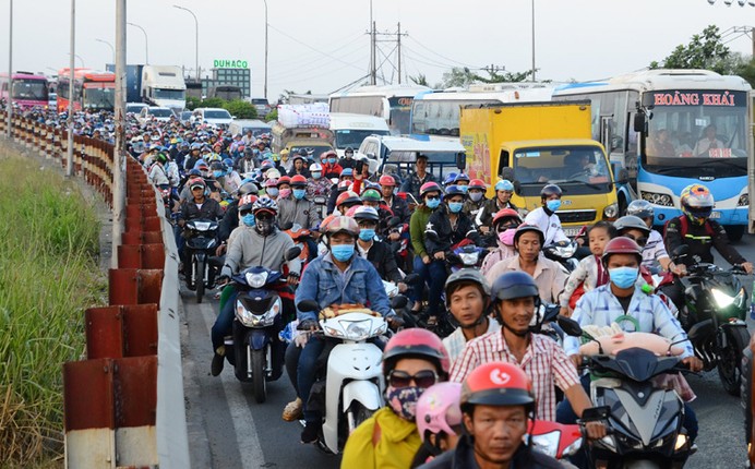 Cua ngo TP HCM “ngap nguoi” trang dem ve que nghi Tet-Hinh-6