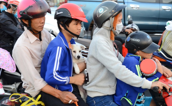 Cua ngo TP HCM “ngap nguoi” trang dem ve que nghi Tet-Hinh-9